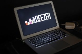 Les albums contenant des titres entièrement générés par l'intelligence artificielle (IA) sont désormais signalés par une mention à l'attention des utilisateurs de la plateforme de streaming française Deezer. KEYSTONE/AP/Thibault Camus
